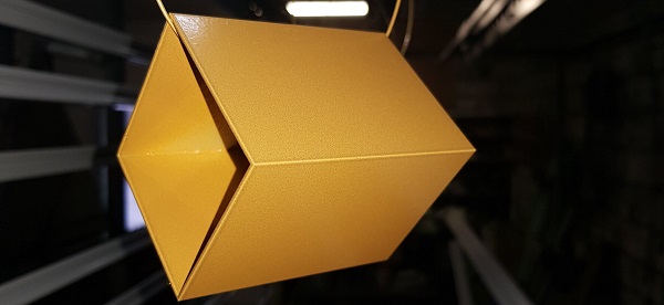 Melns pulverkrāsots dizaina metāla kubs