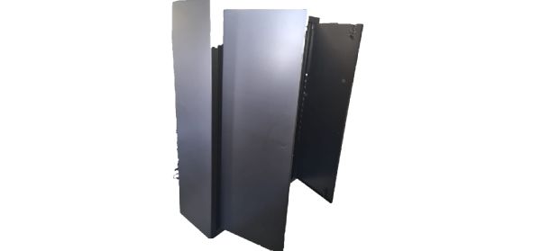 Ar gaišu pulverkrāsu krāsots metāla skapis